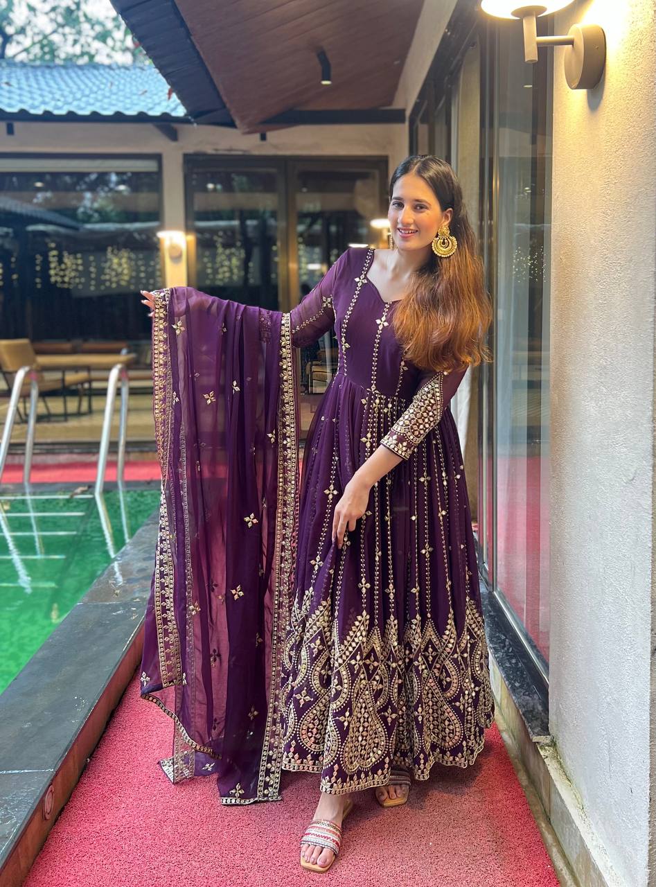*Presenting New  Đěsigner Anarkali Suit In New Fancy Style*
