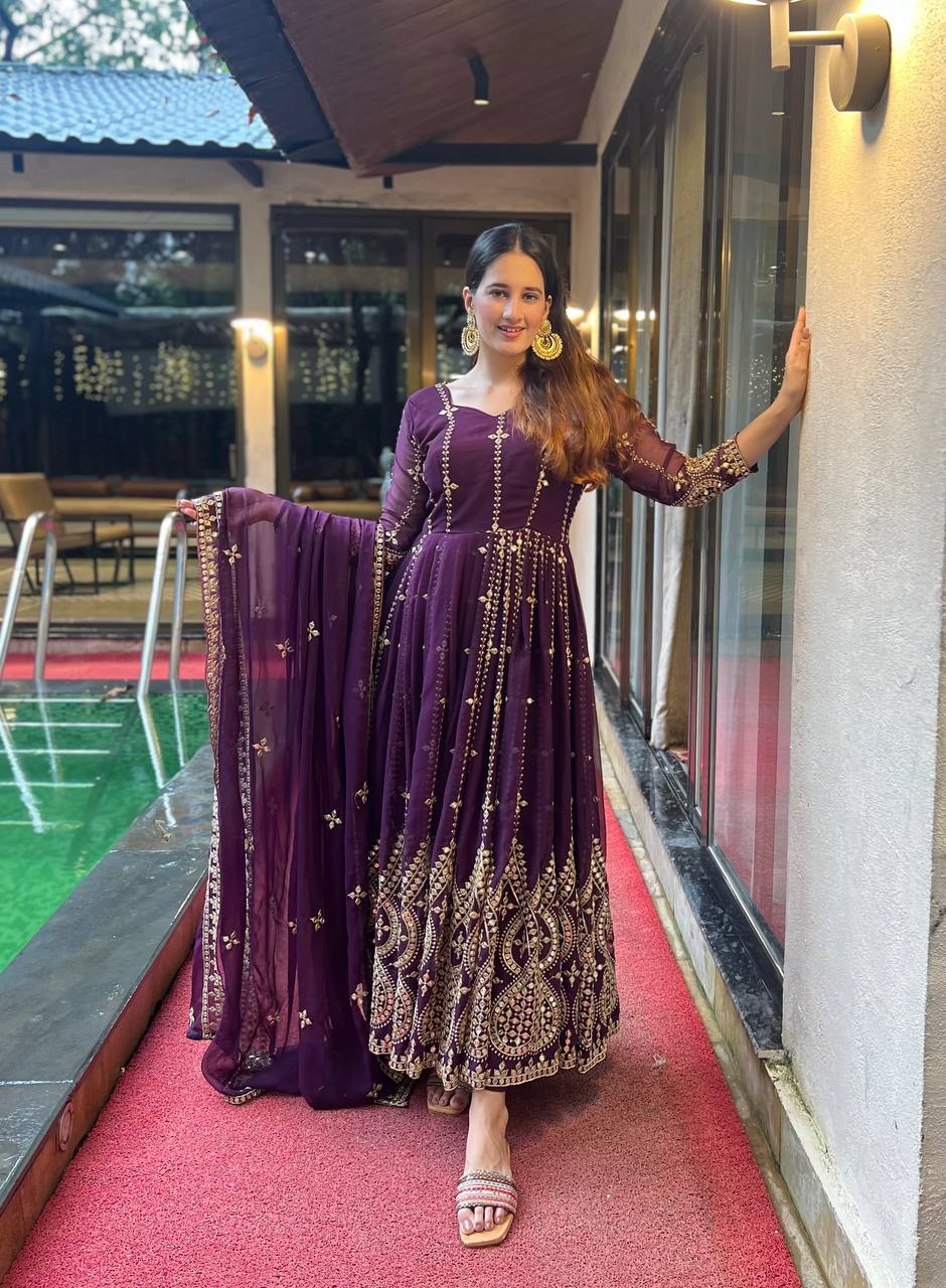 *Presenting New  Đěsigner Anarkali Suit In New Fancy Style*