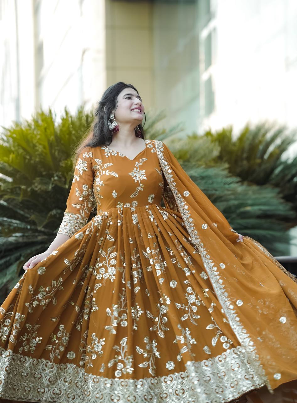 *Presenting New  Đěsigner Anarkali Suit In New Fancy Style*