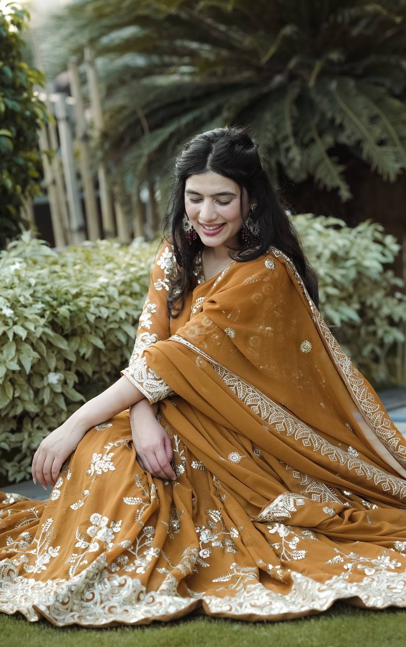 *Presenting New  Đěsigner Anarkali Suit In New Fancy Style*