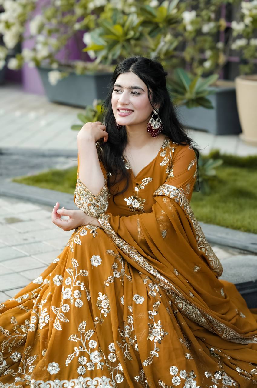 *Presenting New  Đěsigner Anarkali Suit In New Fancy Style*